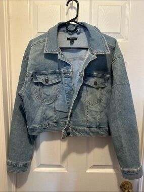 RW&Co. Light Blue Denim Jacket - Women's Classic Cropped Trucker